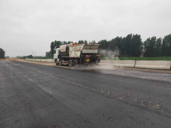 祝賀我司平頂山外環(huán)項目透層、稀漿封層試驗(yàn)段完成